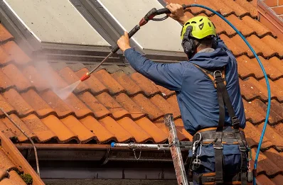 Démoussage et hydrofuge de toiture au Rouget-Pers